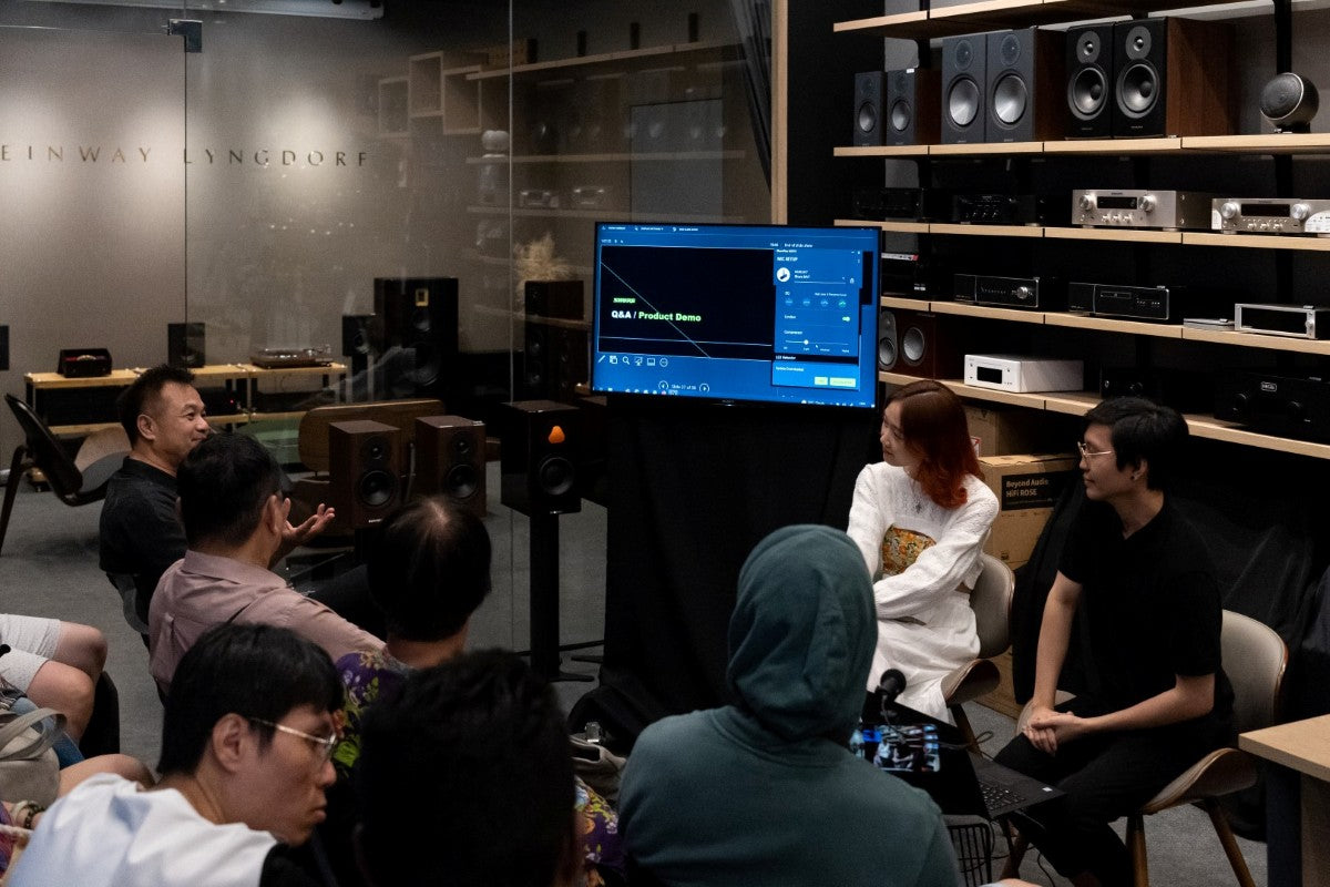 An attendee posing a question to Denise Teo at the Shure Workshop.